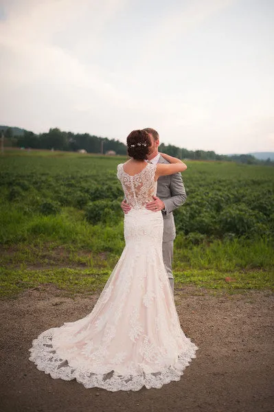 Country Vintage Clairvoyant Outfit Lace Back V-Neck Sleeveless Long Sweep Trailing  Wedding Dresses. DB020